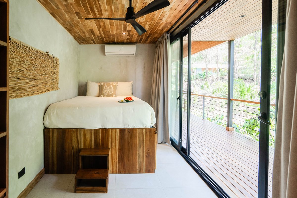 Lago suite with woven wall hanging and glass doors to the jungle